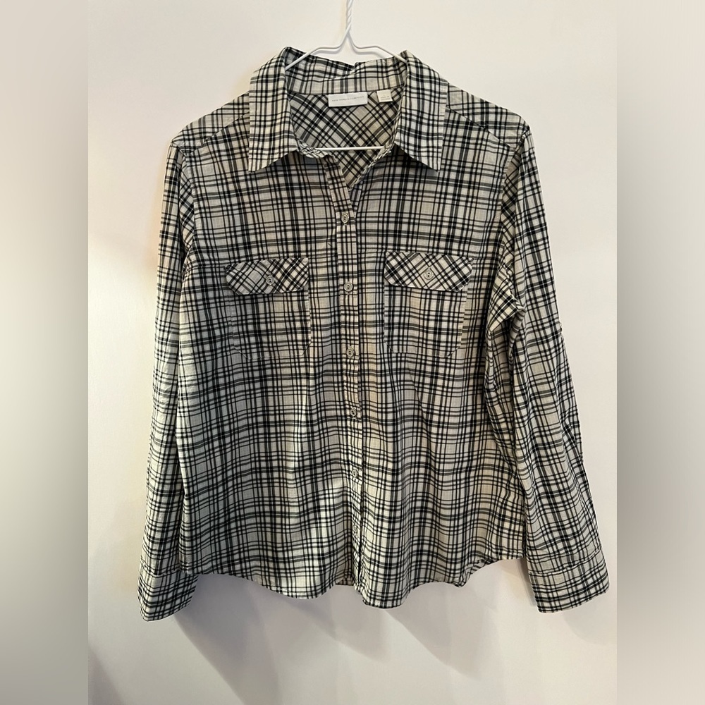NEW YORK & COMPANY  -  WOMEN’S 3/4 ROLL TAB SHIRT WITH FLAP POCKETS.